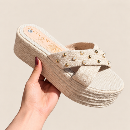 Sandalias Erika Plataforma de Yute Blancas con Tachas Doradas