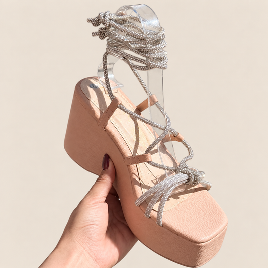 Plataformas Cristina color nude con amarres brillantes