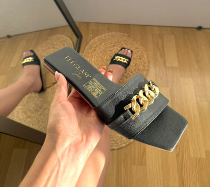 Sandalias Negras Planas con Cadena Dorada