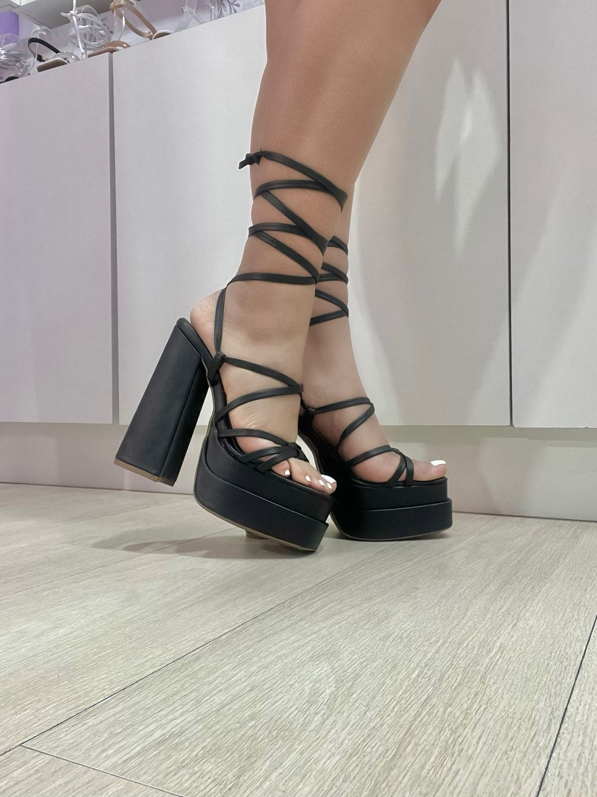 Tacones Bratz con cuerdas romanas color negro