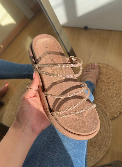 Sandalia marron con tiras brillantes